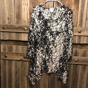 Jaclyn Smith Black and White Abstract Top